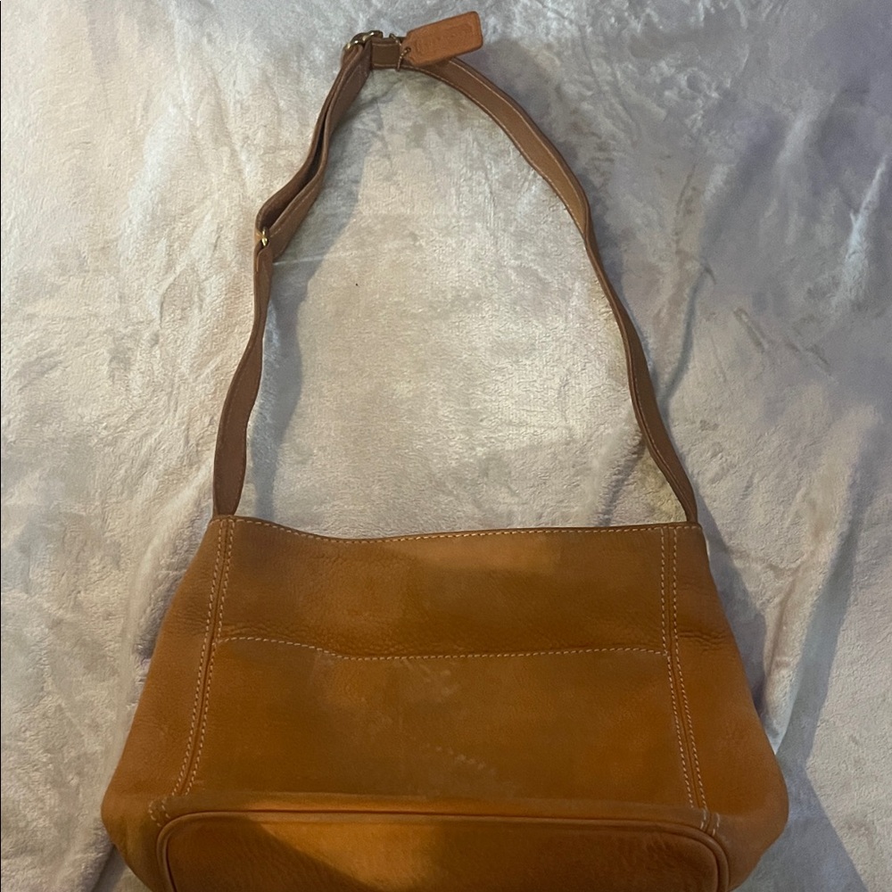 Coach Elegant Tan Leather Shoulder Bag